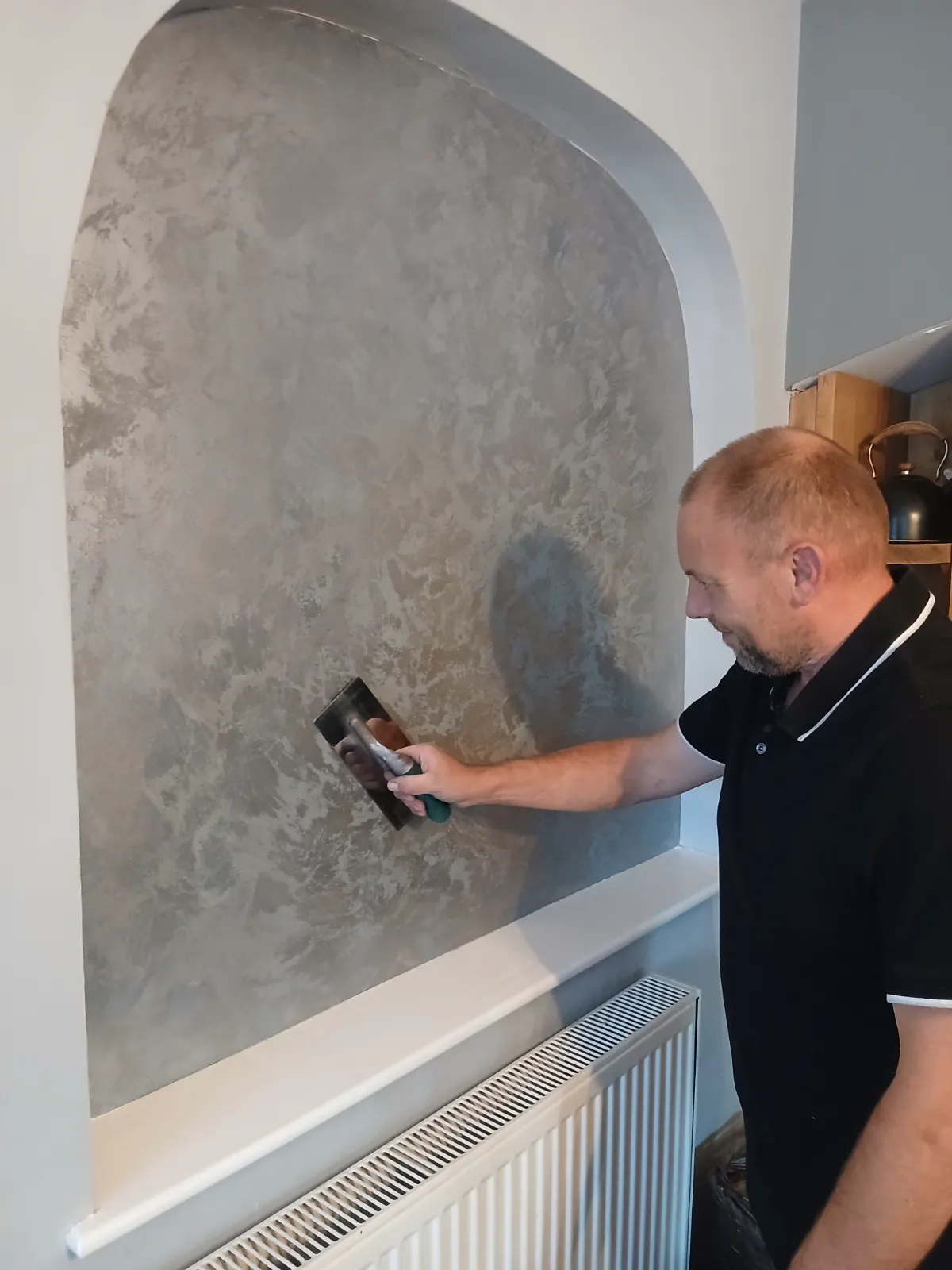 Andy polishing a Sharki finish with a steel trowel